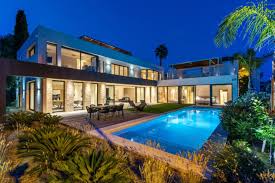 How to Get Invited to the Best Villa Parties in Cannes