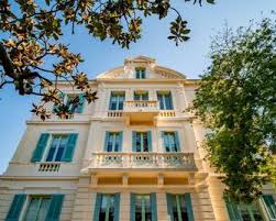 Backpacker hostel in Cannes where travelers meet new people and party like locals