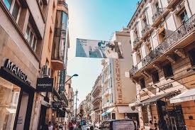 Travelers and expats meeting in a Cannes bar to network and party on the French Riviera