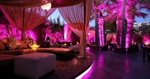 Cocktail bar in Cannes with mixologist and craft drinks for a chill evening before clubbing