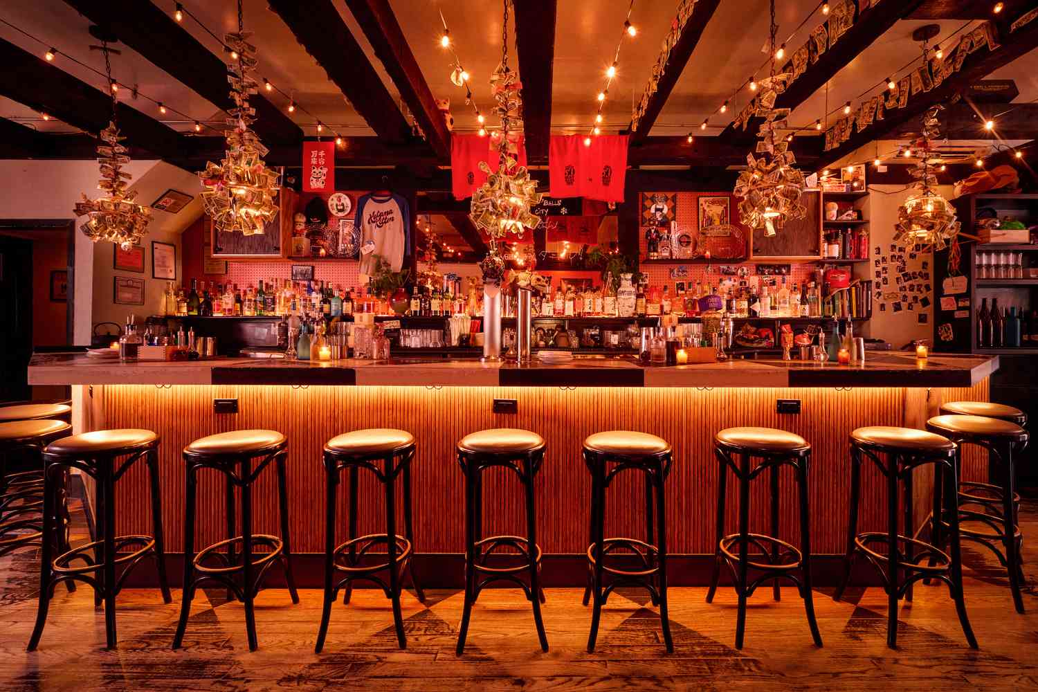 Retro-themed bar in Nice with vintage decor for a unique nightlife experience