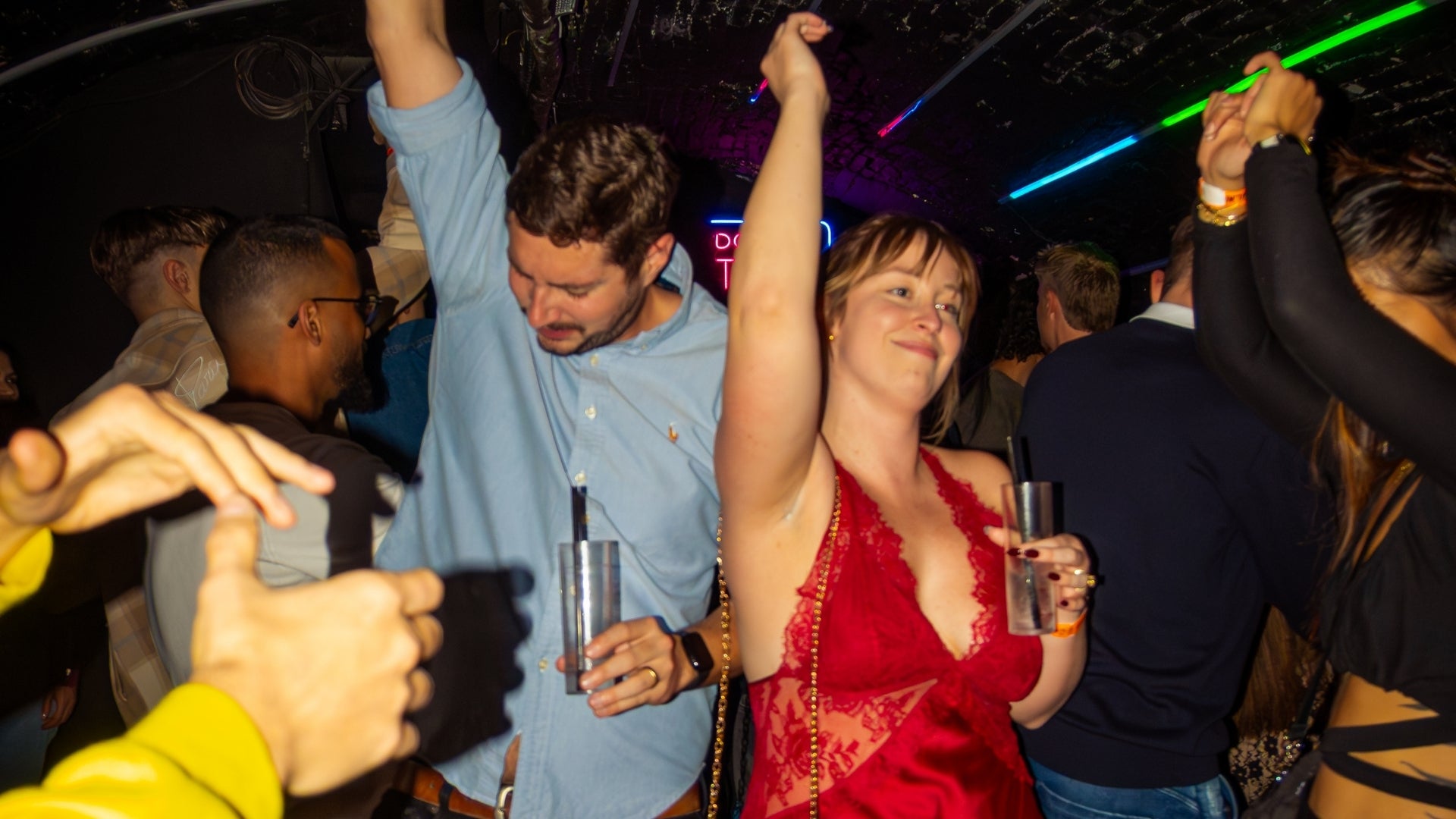 YELLOW PUB CRAWL NICE