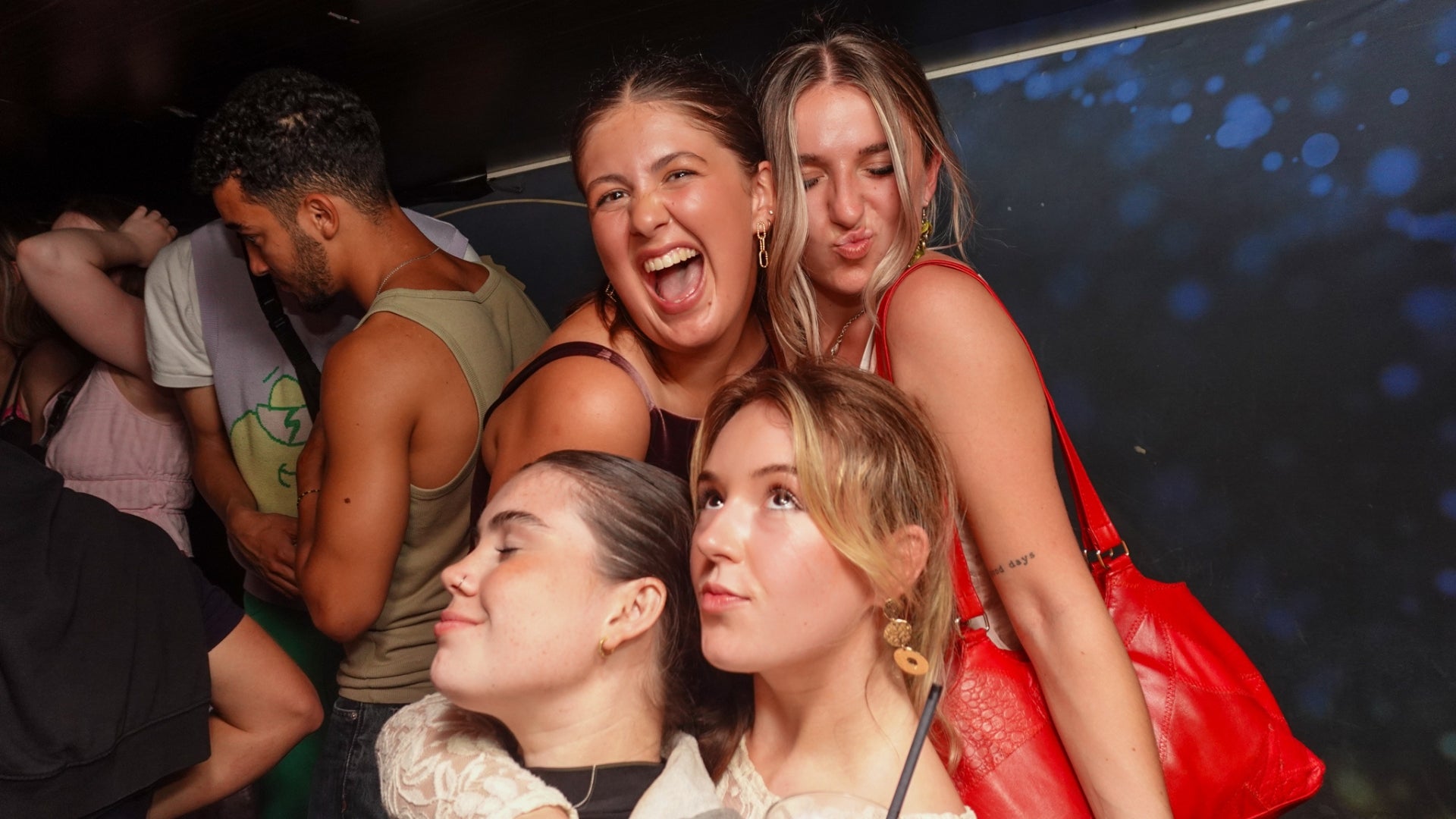 YELLOW PUB CRAWL NICE