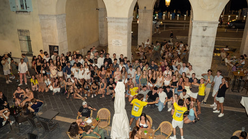 Social evening during a Nice Pub Crawl in Nice with travelers meeting new people in a friendly nightlife setting